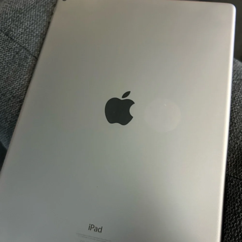 iPad Pro 1 gen 2015 with Black Keyboard and Pencil